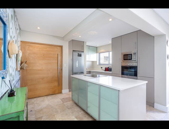 3 BEDROOM APARTMENT TO LET IN SEA POINT